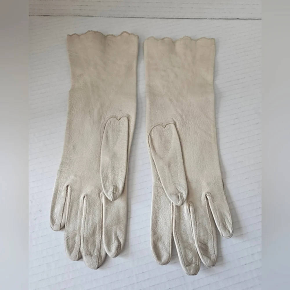 Leather and Lace vintage gloves size small‎